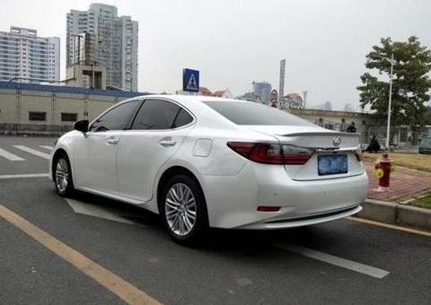 提了这车被女朋友嘲笑不如奔驰E级，修车工看了却说完虐宝马5系