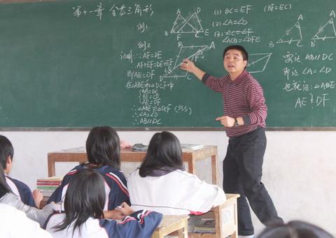 教育:初中生在学校被老师打耳光,家长要老师下