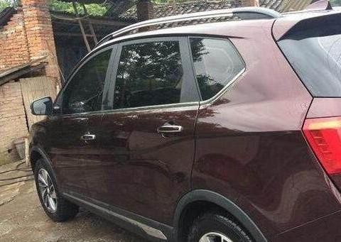 男子买了一辆宝骏560，很多人不解为什么要在车内绑红布