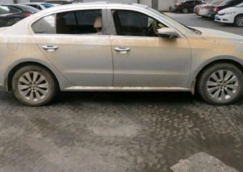 小伙8000买下一辆水淹的大众朗逸，回去清理出上百斤泥沙