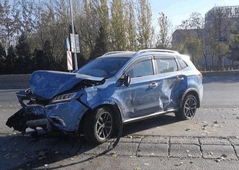 荣威RX5与福田皮卡相撞 车主：国产的质量就是牛