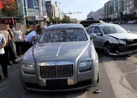 大众宝来撞上了劳斯莱斯，大众车主看到劳斯莱斯后内心窃喜