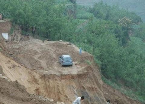 村民为反对施工将车停工地，第二天大家查看情况时彻底懵