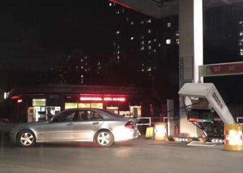 这款奔驰真硬 差点把加油机给拉倒