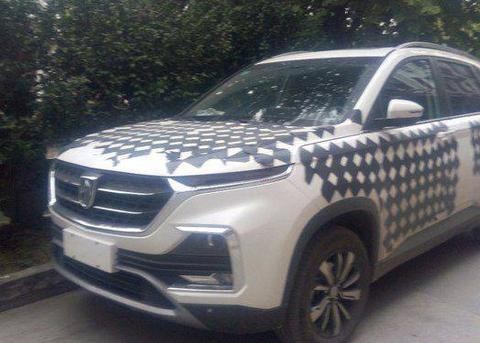 小区内偶遇宝骏530，帅到掉渣，7.2万起吉利哈弗危险了