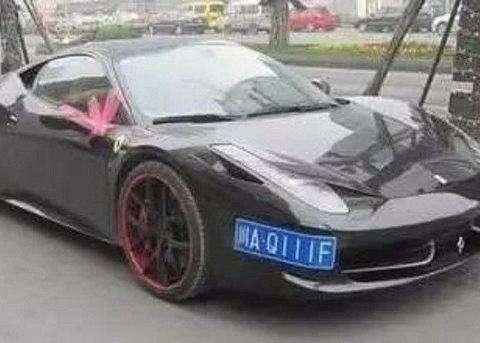 跑车挂车牌真是太难了，车主想尽千方百计挂牌，这是设计缺陷吗？