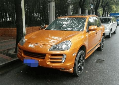 重庆小伙花28万买辆保时捷卡宴, 打开车门后朋友们各个捧腹大笑