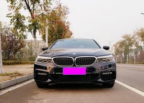 女车主把宝马停在路边，路过大叔说这车真好看，车主：你又买不起