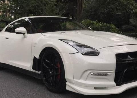 杭州车友75万入手GT-R, 女友上车后直言空间太小, 不如奔驰！