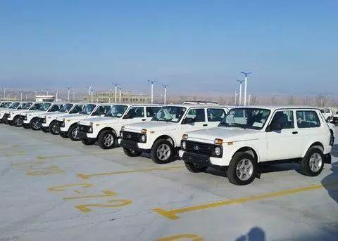 10万一辆，全时四驱，配备三把差速锁，越野不输奔驰G系！