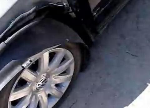 大众事故车被遗弃在路边任人糟蹋，这引擎换辆新奔驰E级不成问题