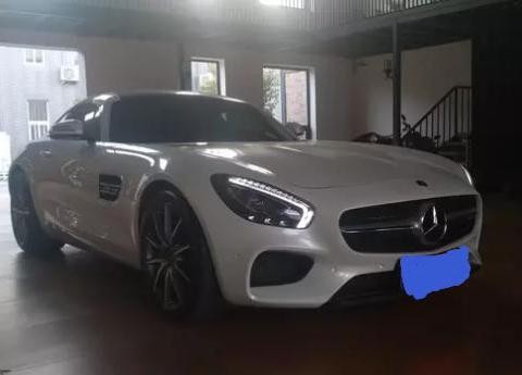 北京富商花160万收藏了辆奔驰GT，网友：车库里的摩托才是亮点