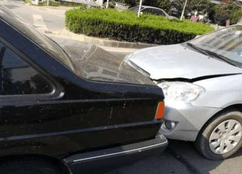 丰田花冠追尾桑塔纳，车主：德系车和日系车的差距真见识到了！