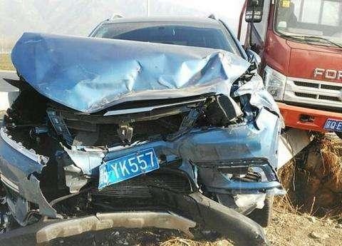 时速70km撞上大货车, 车主嫌弃RX5质量太差, 网友: 货车比你更惨