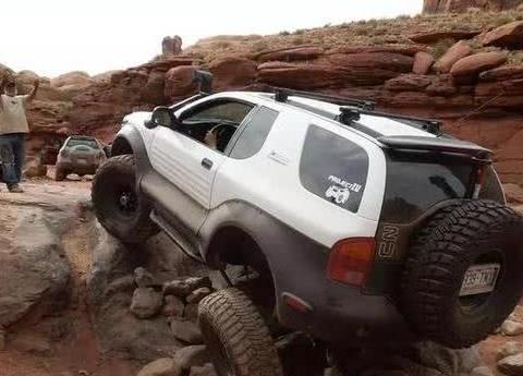 五十铃经典战车，四只大脚吓死人，越野强过吉姆尼，路上极少见