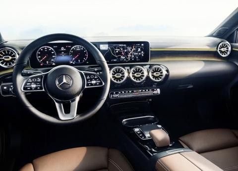 奔驰推全新中控系统，据说以后内饰都长这样，入门车型就已经美爆