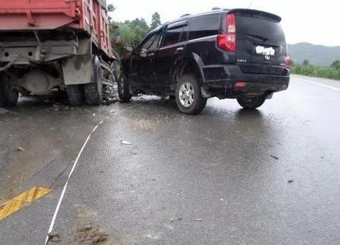 国产神车哈弗撞上大货车，可事故的结果却让人惊讶