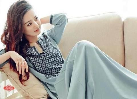 她是最近很火爆的女演员，身价过亿但是做人很是低调，座驾也低调