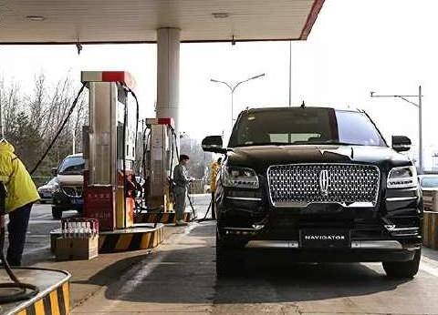 这台5.3米长、2.8吨重的SUV，油耗怎么做到这么低