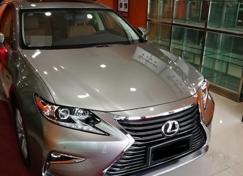 小伙花27.4万落地乞丐版雷克萨斯ES200，交车现场媳妇忍不住笑了