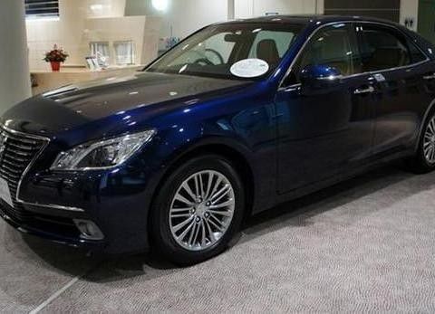 有幸看到了日本本土版的丰田皇冠，引进国内奥迪A6L卖不动