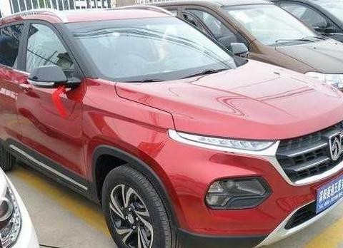 宝骏510整车翻下路边，人和车几乎完好无损，网友：这质量我服