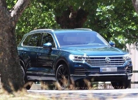 大众新旗舰SUV突现街头，霸气碾压Q7，直甩途昂一条街！