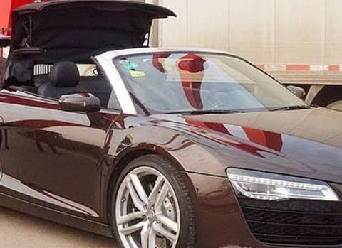 路边的奥迪敞篷跑车吸引眼球，看到车牌后才知道什么叫真土豪