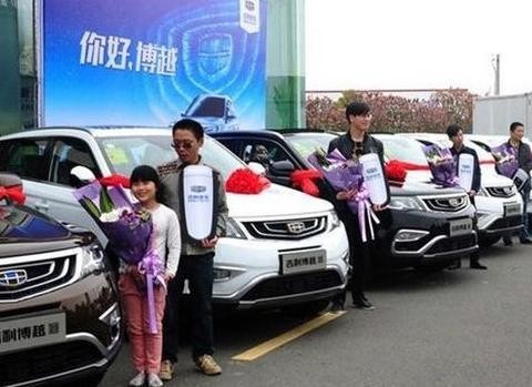 花了77万买了一辆全新的宝马X5提回家，这提车仪式看着就害怕