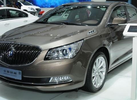 这豪华B级车一上市降6万，外观帅配置强，20万买啥帕萨特？