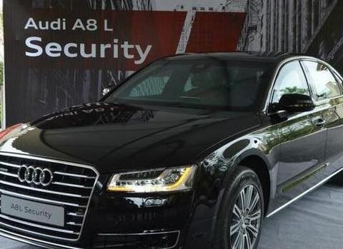 这奥迪两边可以插旗子，在4S店卖了两年，降400万都无人问津