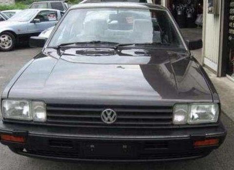 路边停了一辆大众桑塔纳, 看到行驶证后大家才知道这车值上百万