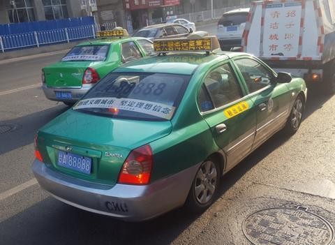 出租车挂百万车牌号, 司机没有花一分钱, 劳斯莱斯都羡慕