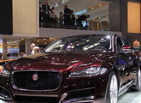 全铝车身配3.0T机械增压，逼格不输宝马5系，价格狂跌30万