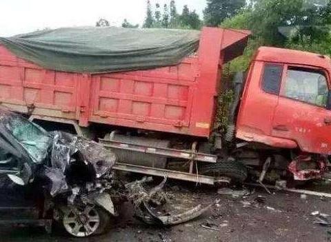 哈弗汽车直接报废, 货车被撞成断轴, 司机却安然无恙!