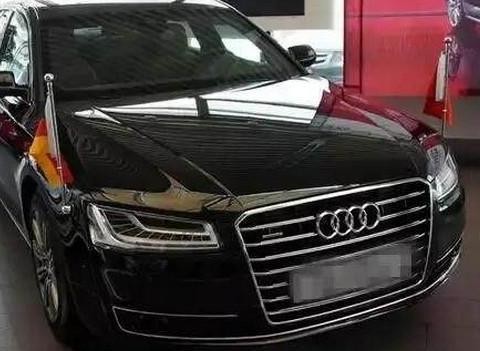 这奥迪两边可以插旗子, 在4S店卖了两年, 降400万都无人问津