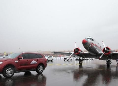 撼路者当着数百粉丝的面拉几十吨重二战老飞机，能拖动吗？