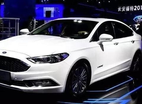 雅阁凯美瑞坐不住了！这车降到15万必成爆款，车门一开男人都心动