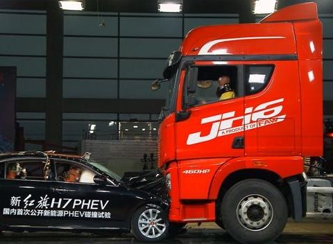 红旗新能源车“表演”撞大货车，红旗何已沦落至此地步？