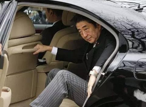 日本首相的御用豪车，密密麻麻的座椅按摩键看花眼，配镀铬烟灰缸