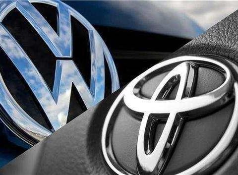 丰田老款皇冠追尾帕萨特, 下车后, 车主看直眼, 太争气了!