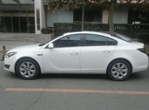 北京街头出现一辆河北牌照别克君威 车尾的几个字道尽车主的心酸