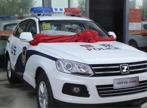 这辆车一分钟带你飞，成了警队专用车，旋钮挂挡，八万完爆途观