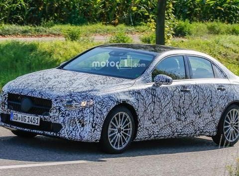 全新奔驰A级三厢轿车一改局促空间和不太好的视野，与奥迪A3对决