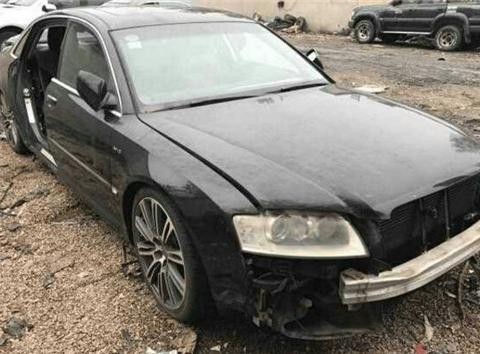 被抛弃的事故车奥迪A8L，零件被拆掉，W12动力亮了！