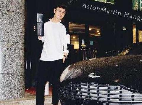 李小璐开宾利一整晚“做头发” 豪车宾利成“目击证人”