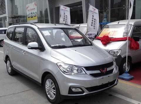 花5.2万元买辆五菱宏光S，家中两辆五菱停在一起成为焦点