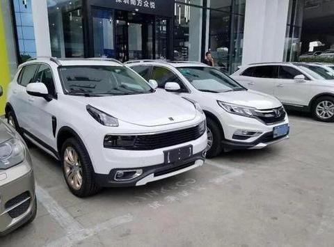 都说CRV好看 但领克01和它停在一起 气场差那么远