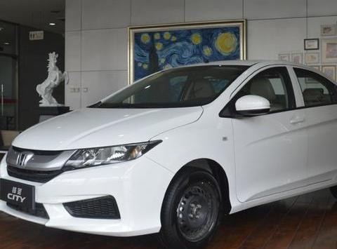 铁轮毂，无雾灯，车内收音机都不带，卖8万，买的人为何这么多？