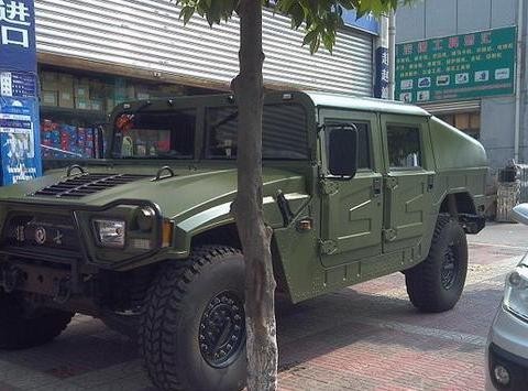 汽配店来了辆国产越野买机油，两罐4L不够加，还设计有两个油箱